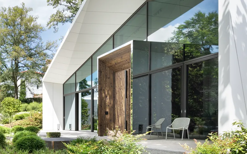 Foto polierter Edelstahl Türrahmen