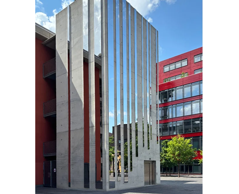 Foto Betonturm mit Spiegeln